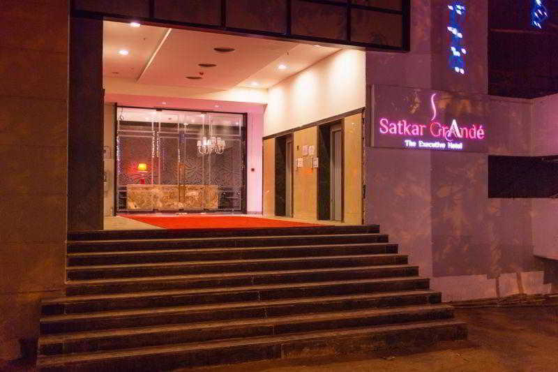Hotel Satkar Grande Thane Extérieur photo
